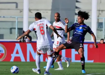 Logo após ser colocado na reserva por treinador, zagueiro deixou o São Paulo