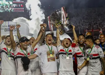 Campeão da Copa do Brasil com o São Paulo é chamado por Casares e pode voltar com o pé na porta