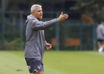 São Paulo contraria Crespo e pode assinar com reforço veterano
