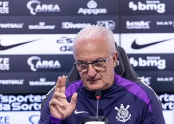 Enquanto Crespo recebe R$ 1 milhão por mês no São Paulo, Dorival ganha bem mais no Corinthians