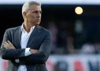 Crespo não quis nem olhar na cara e jogador deve deixar São Paulo para assinar novo contrato no Brasil
