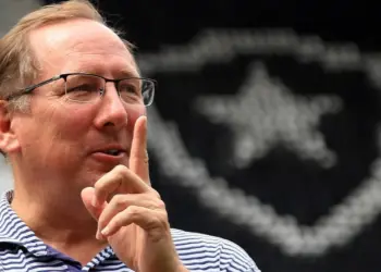John Textor não deu conta de segurar e zagueiro deixou Botafogo para jogar no São Paulo