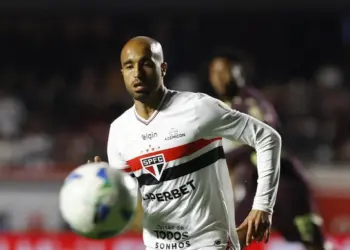 Lucas Moura é avisado e deve defender clube fora de São Paulo