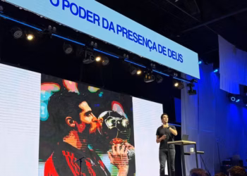 Kaká arrasta multidão para apresentação histórica no interior de São Paulo